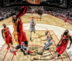 开云体育在线-詹姆斯关键战不手软，快船战术压制猛龙，双雄并起的现代篮球启示